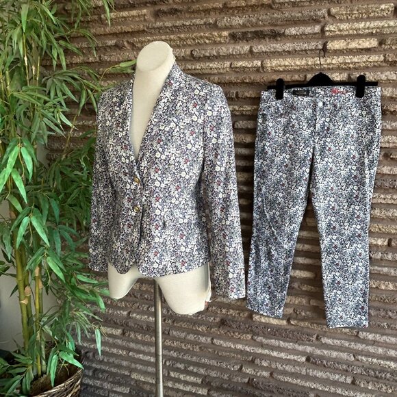 J. Crew Liberty Art Fabrics Meadow Floral Schoolboy Blazer and Toothpick Jeans - Picture 13 of 14